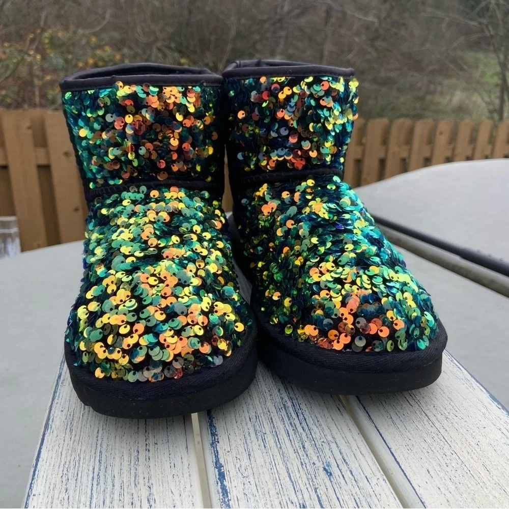 UGG Classic Short Sequin Boots | Youth 5 (Women’s 7)